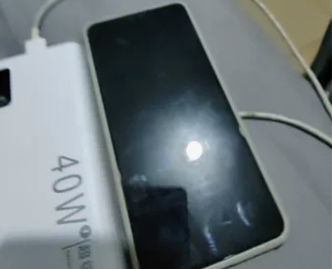 40瓦快充充电宝。买来就用过一次就没用过了...