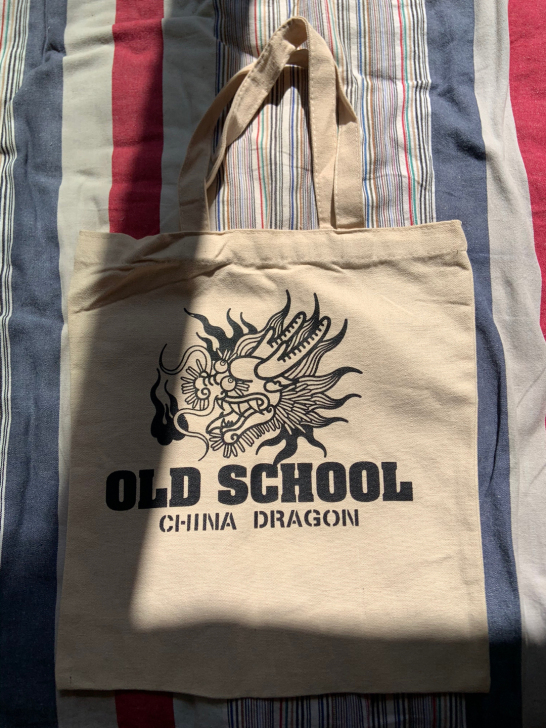 帆布包 比A4大一圈 没有背过