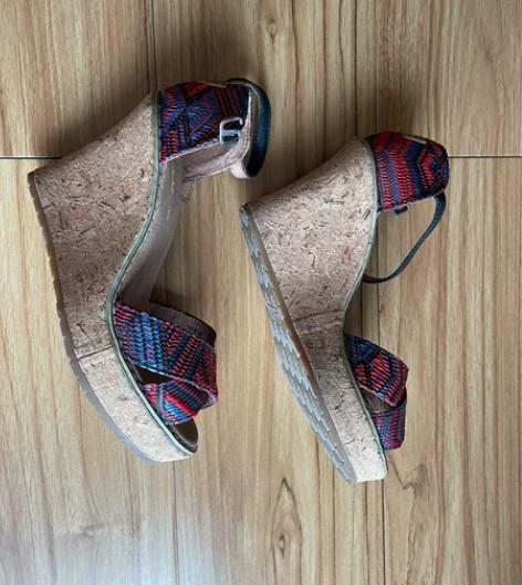 快乐玛丽的凉鞋，非常有民族风  现在正是穿...