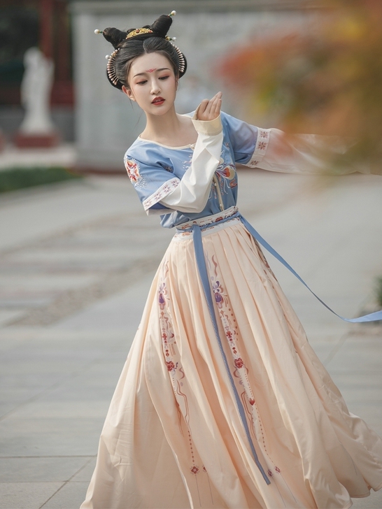 倚梦阁  花朝坦领汉服