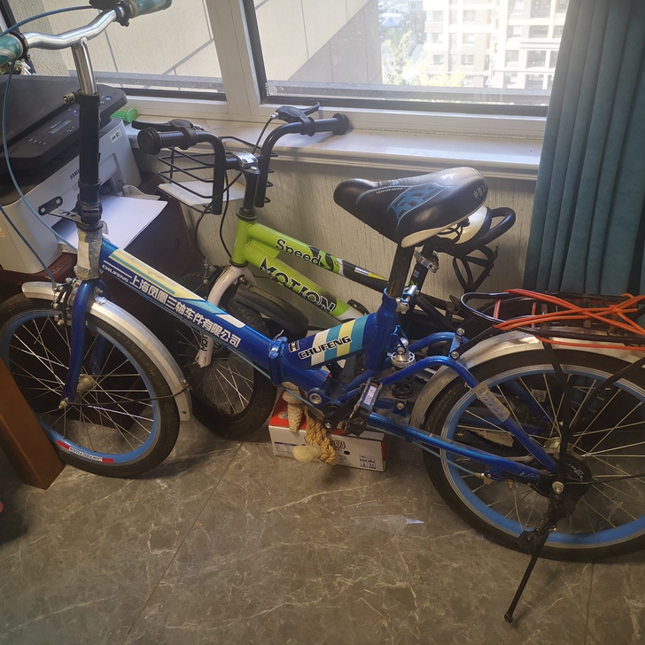 蓝色折叠自行车8岁左右以上小孩骑行，绿色自...