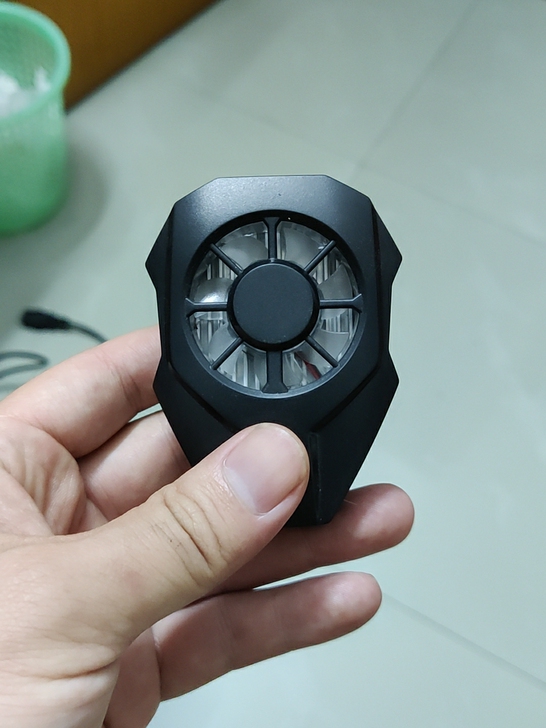 手机散热器，通电10秒感觉到冷，效果杠杠的...