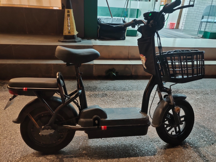 哈罗的，买了一个月折两百电瓶钱卖，带牌可过...