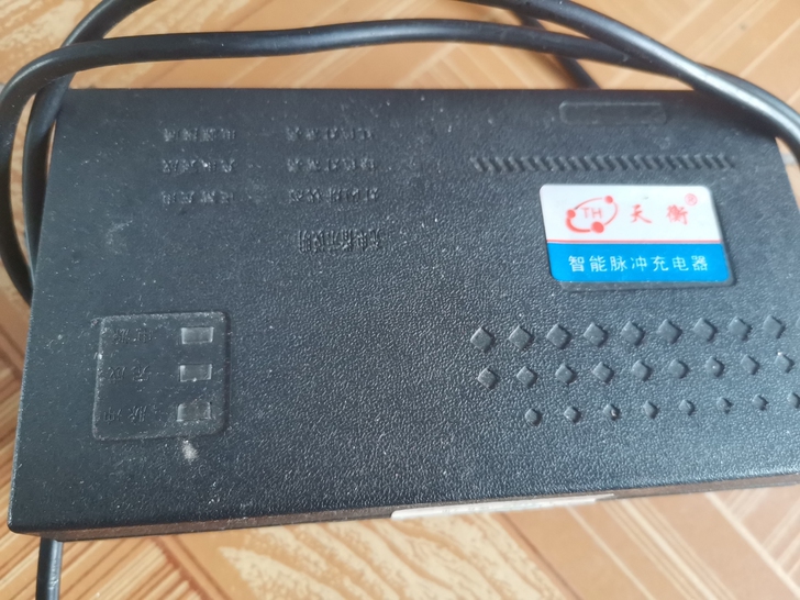 电瓶车充电器，碳酸电池和锂电池各一个。都是...