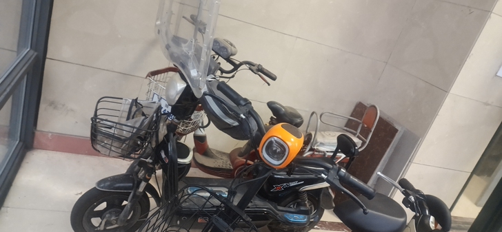 电瓶车新换的电瓶一个月，又配的挡雨遮阳棚，