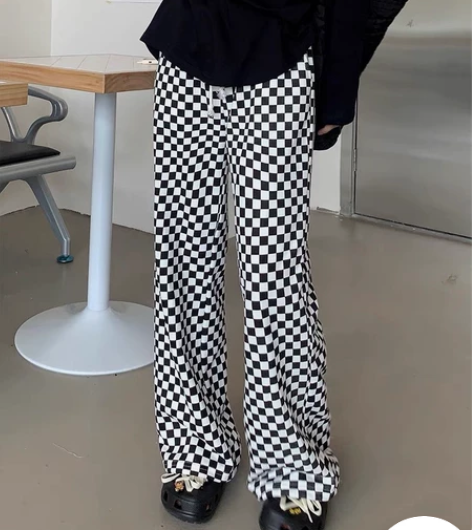 黑白棋盘格宽松直筒休闲裤。不退不换。可小刀...