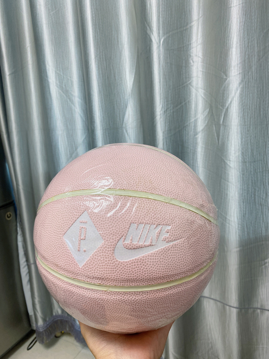 NIKE 篮球全新包装未拆 里面带一个打气...