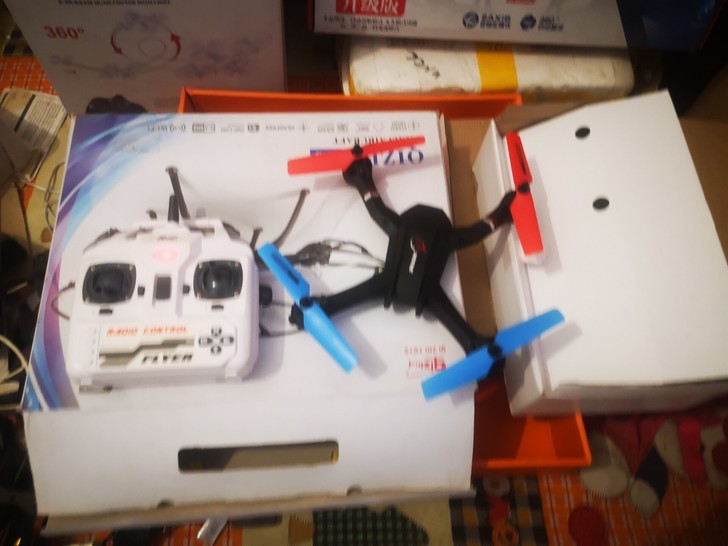四轴飞行器无人机玩具，成色如图，功能全部正...