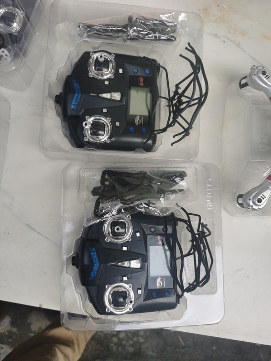 四轴飞行器，配件价处理了，不提供技术，少配...