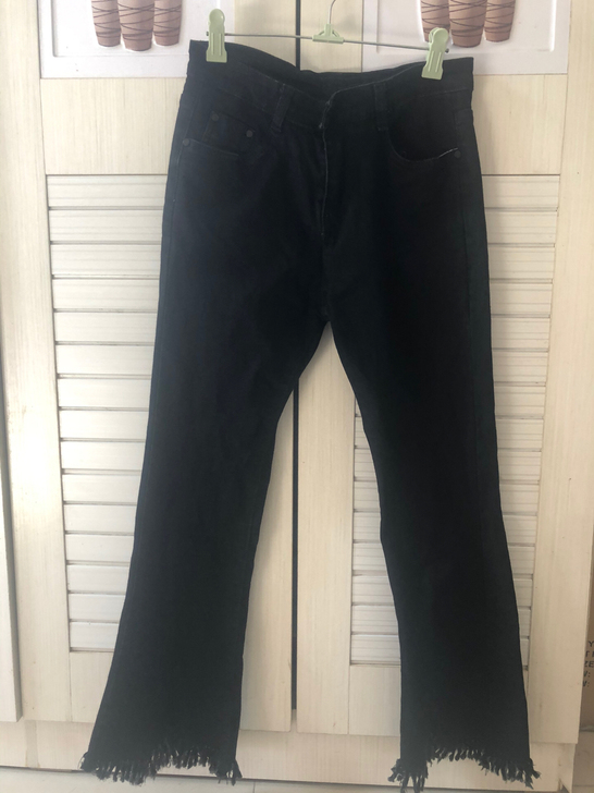 纯黑色牛仔裤，喇叭腿，L码，腰围69左右，...