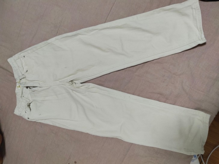 白色直筒牛仔裤,收拾东西发现的,有点皱,熨...