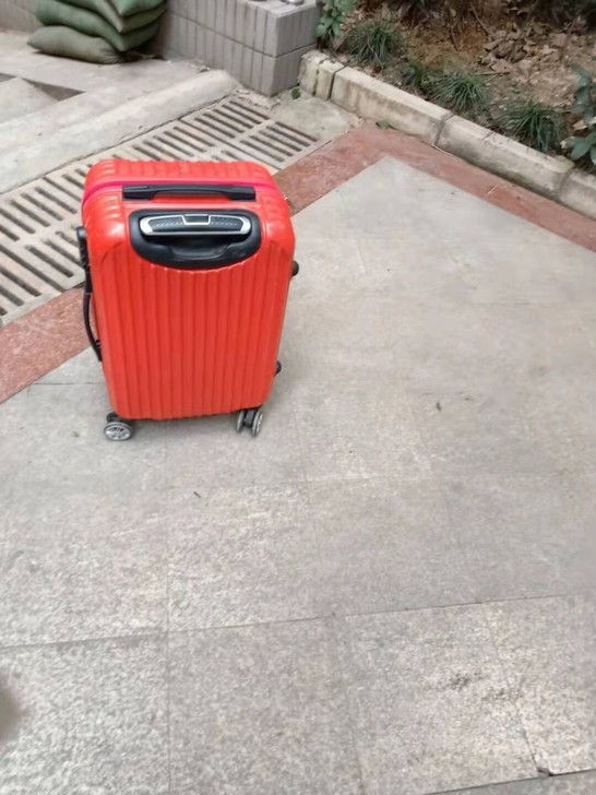 红色的箱子，拉杆有点问题，拉不出来，其他地...