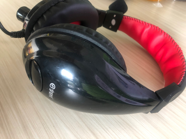 宇时代耳机12个，闲置，一个14元，可快递...