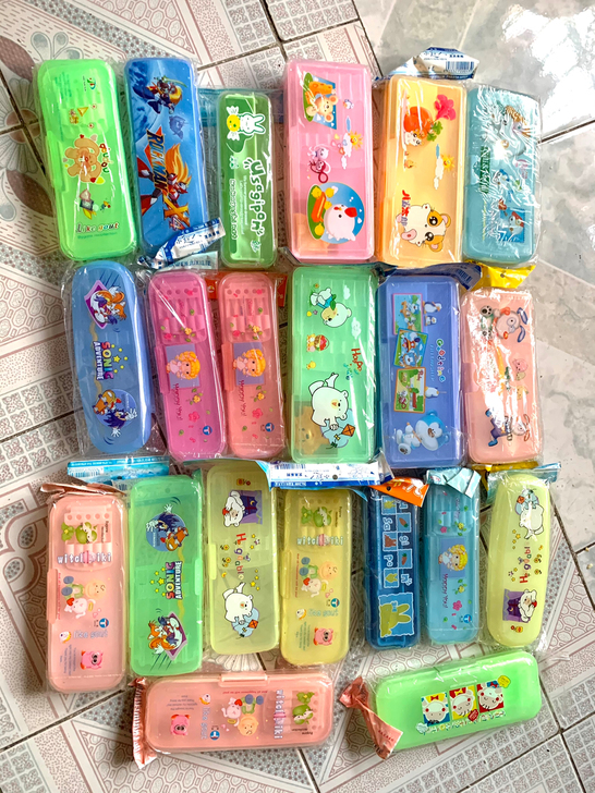 卡通可爱塑料铅笔盒，个别微瑕疵。批发价80...