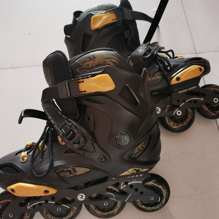 平花轮滑鞋  九成新包邮