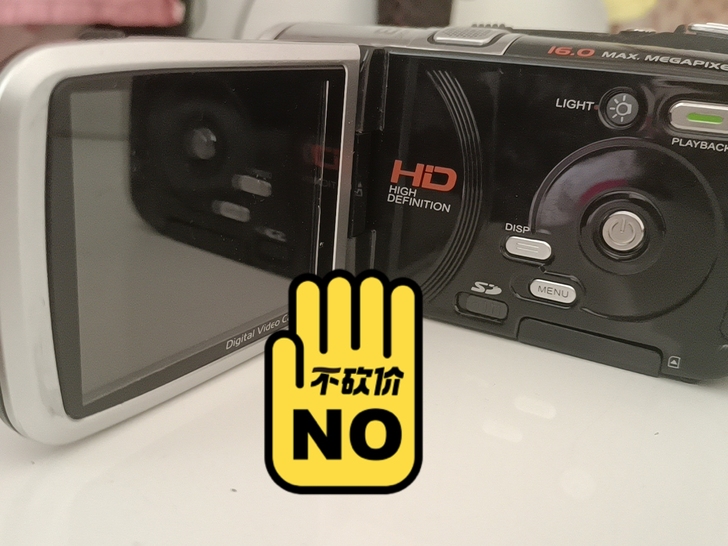 摄像机充电插内存即可使用，