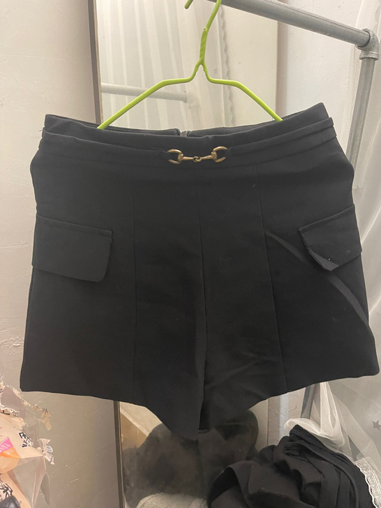 西装短裤前面金属扣比较显时尚一点,然后两边...