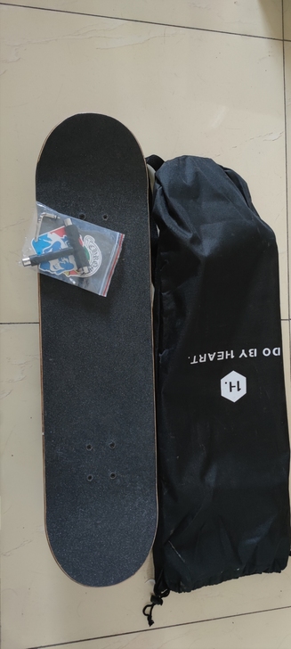 九成新,玩腻了,送滑板包,配套工具,贴画