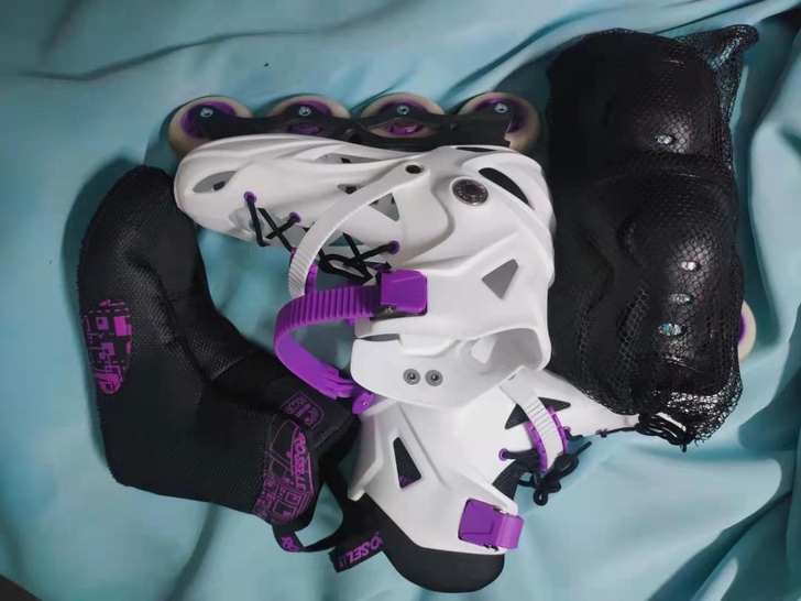 大学生社团 成人花式轮滑鞋  去年10月份...