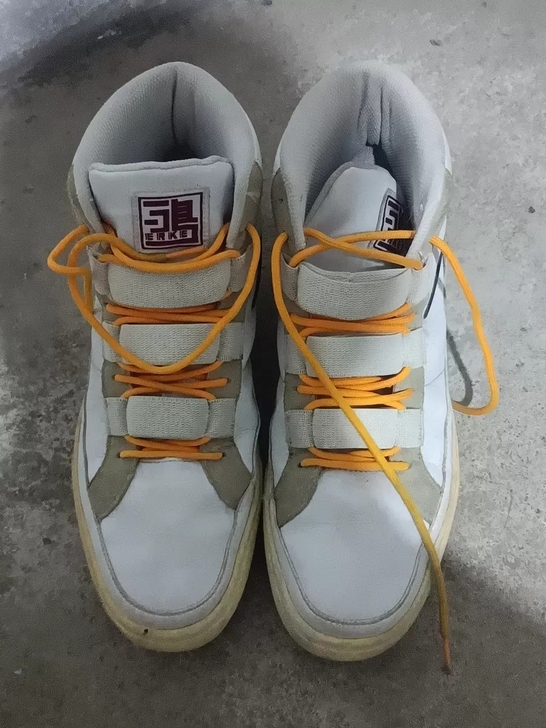 鸿星尔克鞋除了氧化有点严重其他都很好八成新...