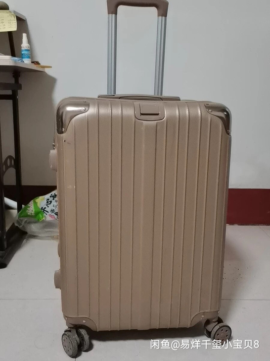 出一个行李箱24寸的一百一买的 现在上大学...
