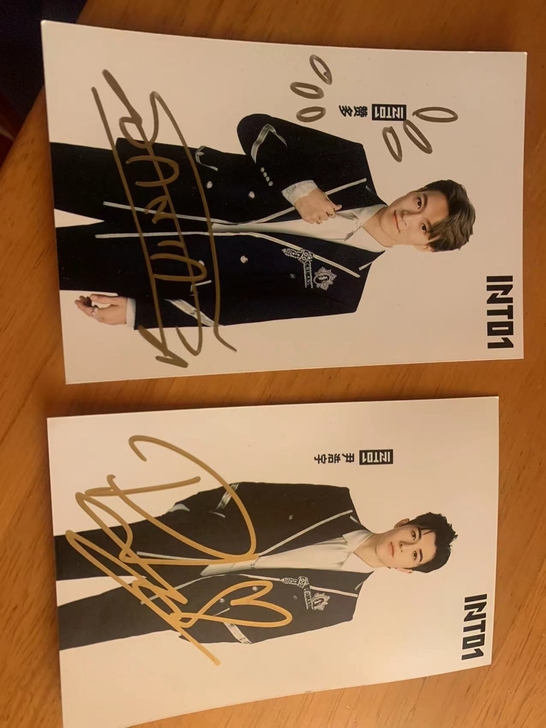 【出】INTO1全员签名照