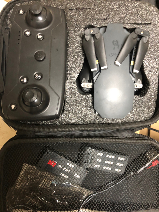 航拍无人机，带两块电池，配件如图，买来玩了...