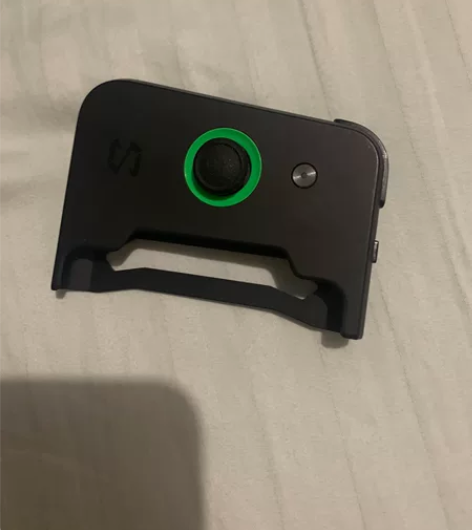 黑鲨游戏手柄两个80包邮，手机丢了用不到了...