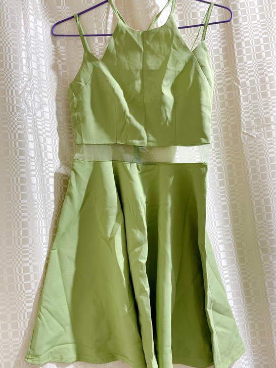 嫩绿色镂空小礼裙,腰部镂空,没来得及熨所以...