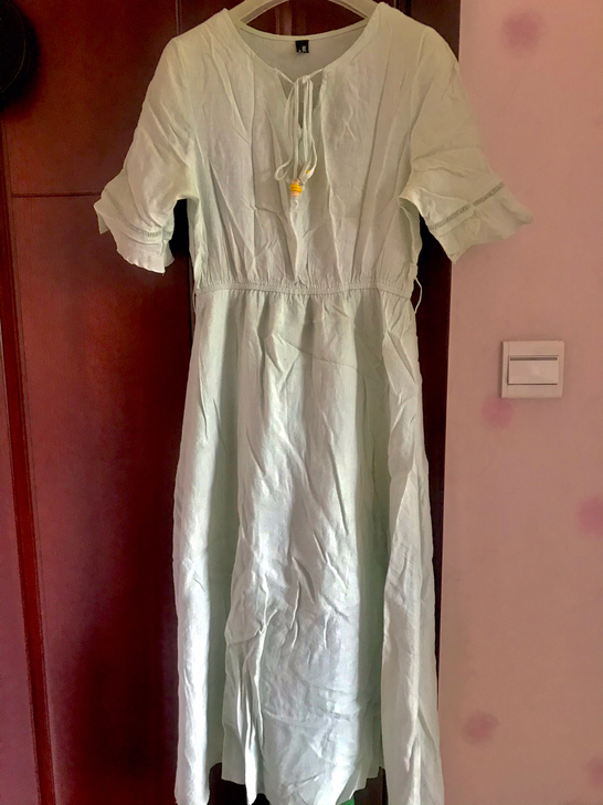 长款浅绿色连衣裙