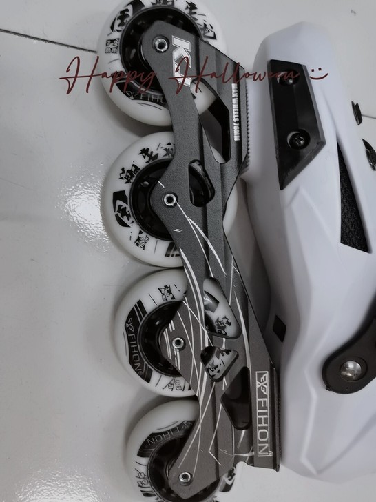 铠甲轮滑鞋，36码。因本人太懒，只滑了两次...