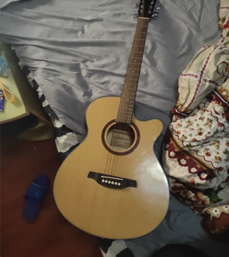 不知道什么牌子的吉他好早买的没怎么用过 感...