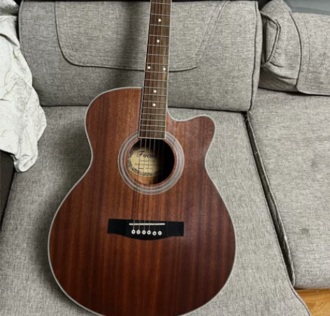 吉他品牌未知,常年吃灰,弦好像有些生锈 因...