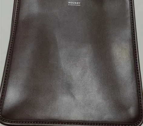 正版moussy咖啡色小号斜挎包 专卖店买...