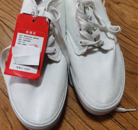 安踏白布鞋，全新仅试穿，适合42脚，鞋太多...