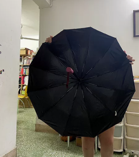 因疫情影响厂房关门大批雨伞在仓库滞销 亏本...