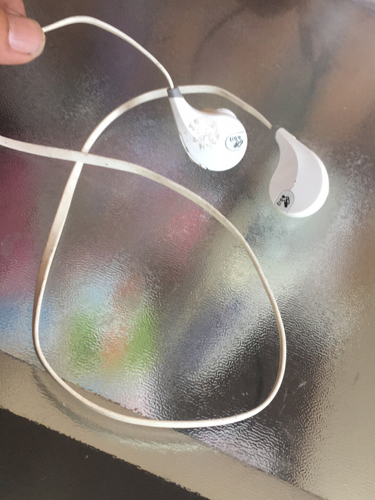 随便卖当废品了,蓝牙耳机。