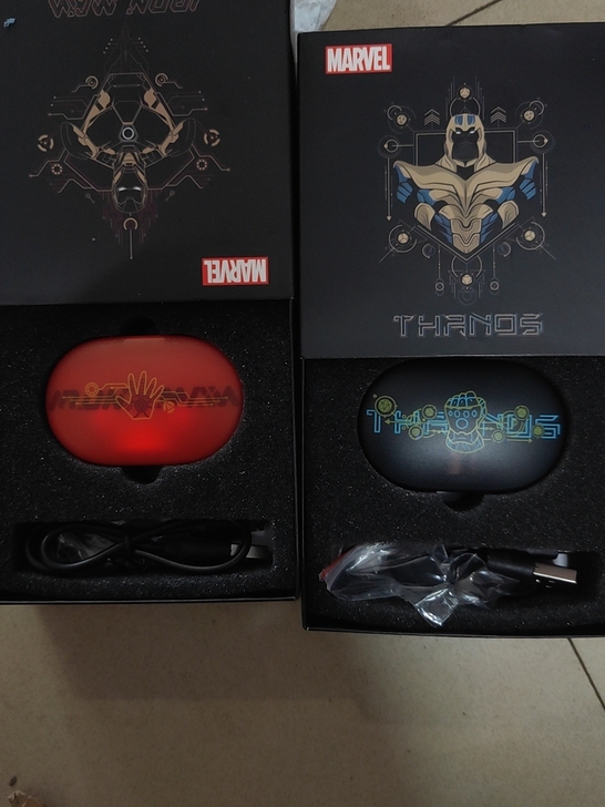 出全新漫威联名无线蓝牙耳机，官方标配；【钢...