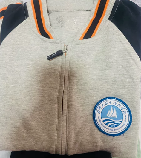 伊顿纪德校服150码九成新，140码九成新...