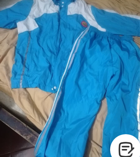 蓝色校服，165码，35包邮。 感兴趣的话...