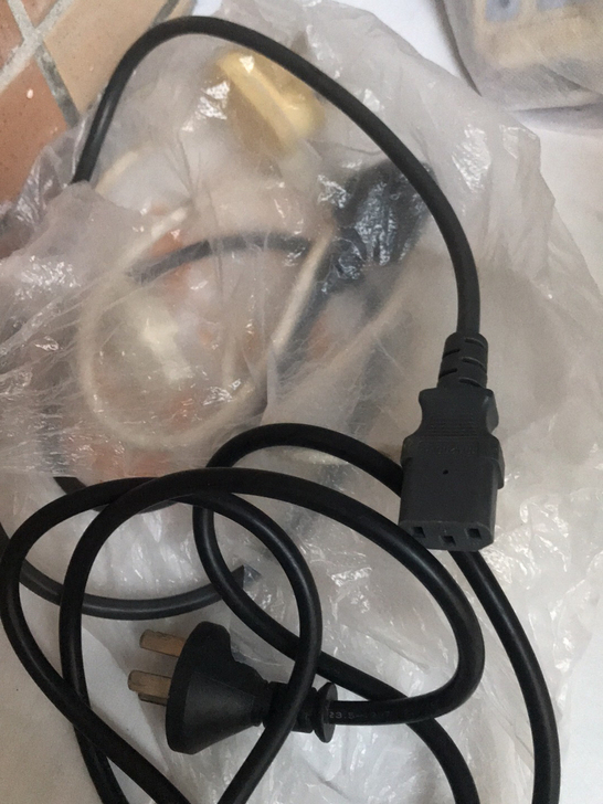 三孔电源线,可以接电脑主机,显示器,热水壶...