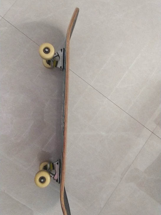 滑板,几乎全新,给小孩买了,又不要了,现折...