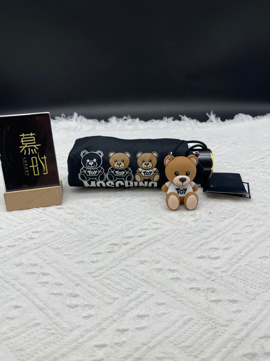 莫斯奇诺 小熊雨伞雨伞饰以小熊挂件超级可爱...