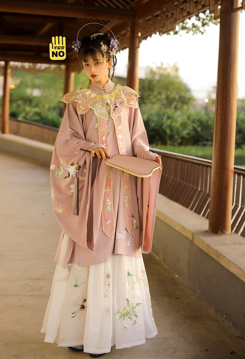 这套汉服的话,是玉术家的