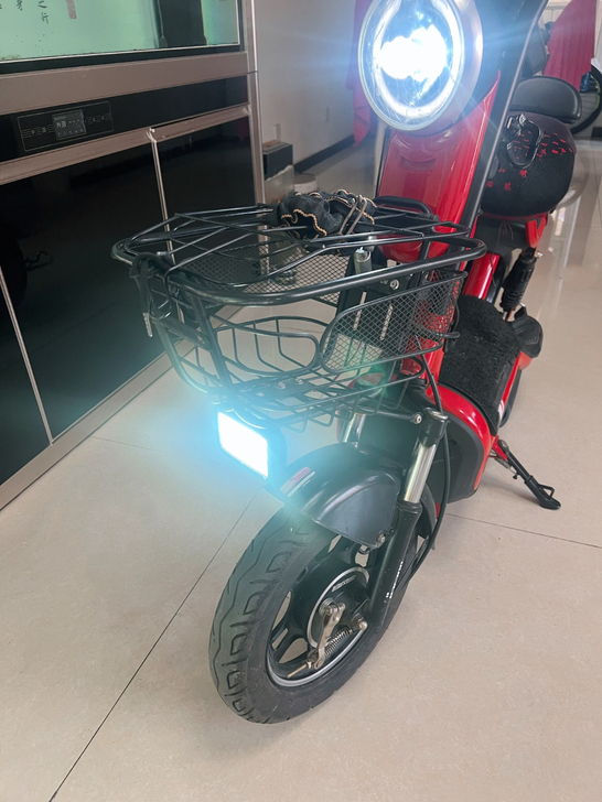 几乎全新的一辆大电瓶电动车,大灯和前把东西...