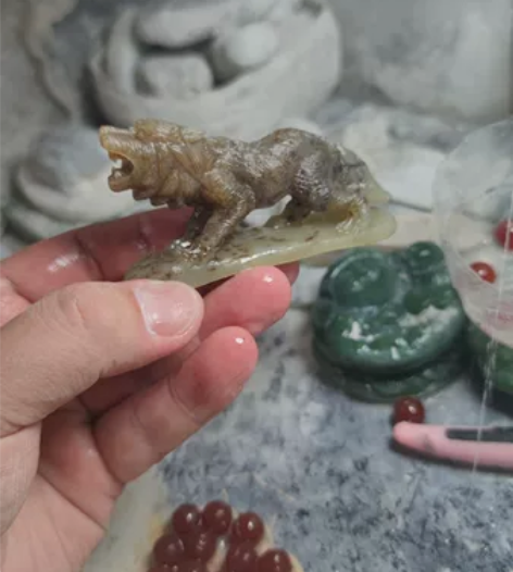 自家玉雕工作室出品，一手货源，和田玉立体狼...