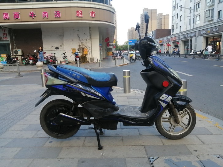小骆驼踏板二手电瓶车，比一般踏板车稍微小一...