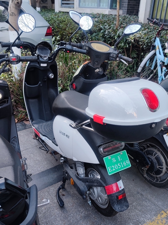 哈啰电动车，手机一键开关。证照齐全，自带g...
