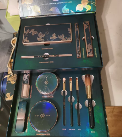 全新美妆套盒，自用或送人非常实用有档次，花...