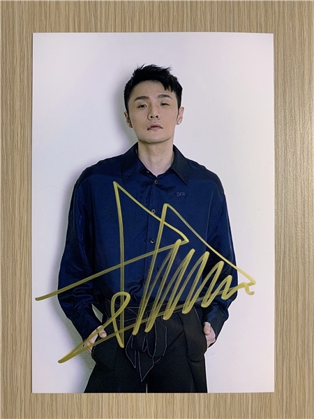 李荣浩亲笔签名照